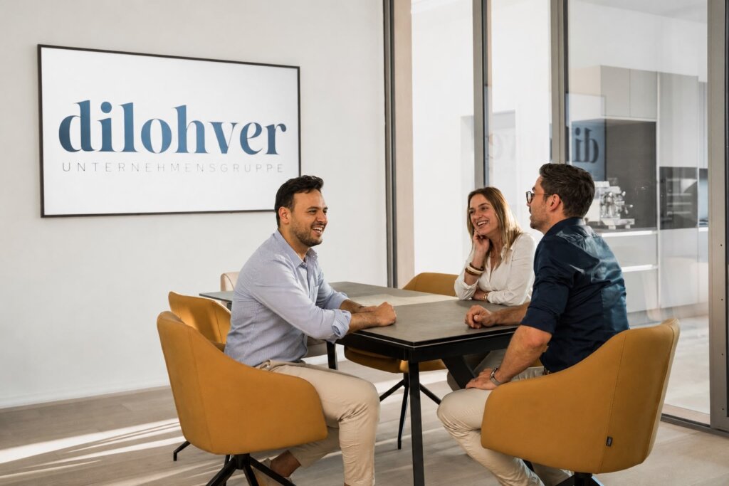 Dilohver Mitarbeiter unterhalten sich im Besprechungszimmer