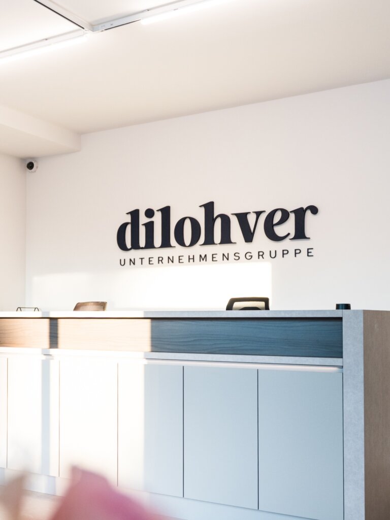 Empfangsbereich der dilohver Unternehmensgruppe mit Logo