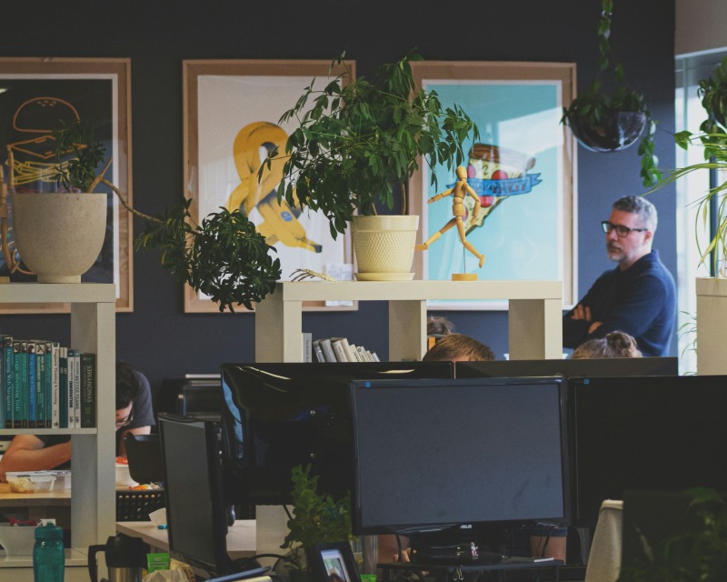 Mitarbeiter am Schreibtisch in einem kreativ eingerichteten Büro