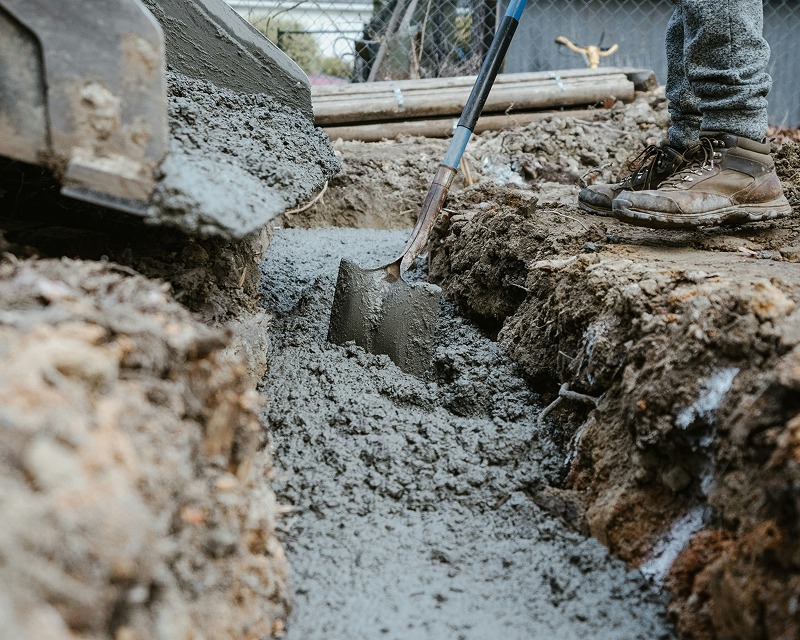 Betonbauer arbeitet an einer Fundamentschalung