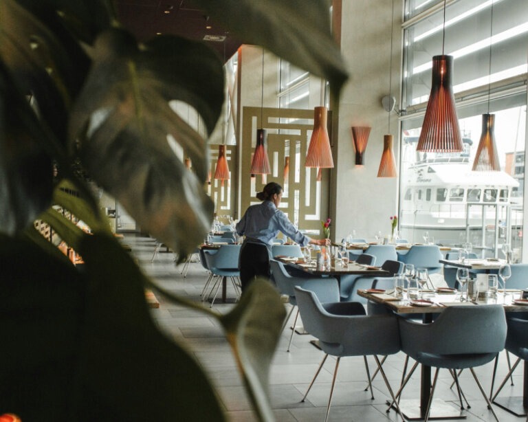 Gäste sitzen an Tischen in einem modernen Restaurant