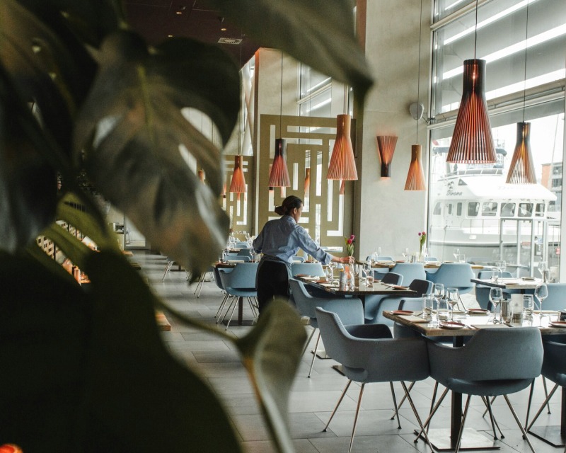 Gäste sitzen an Tischen in einem modernen Restaurant
