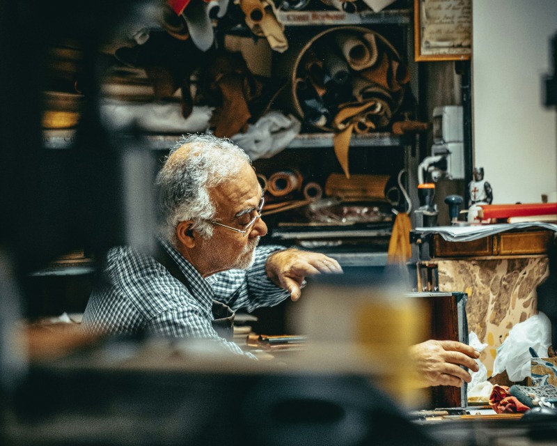 Handwerker arbeitet konzentriert an einer Werkbank