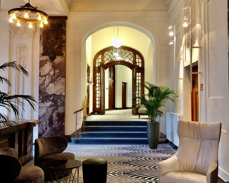 Beleuchteter Eingangsflur einer Hotellobby