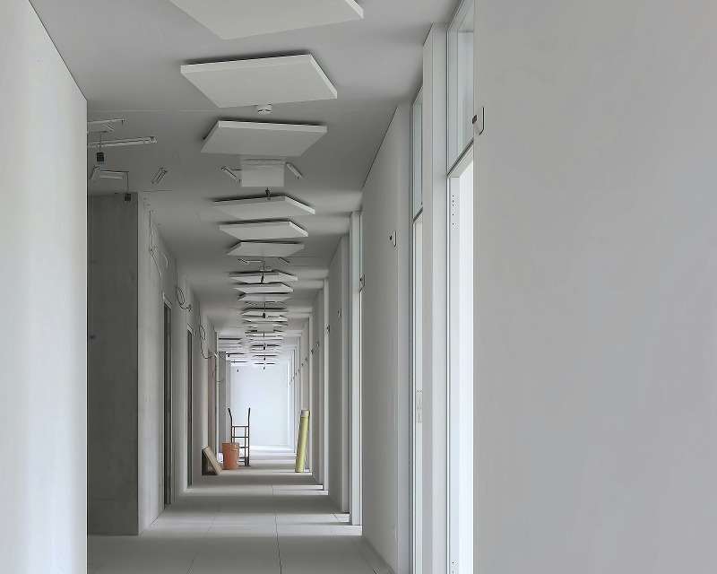 Leerer Flur mit abgehängter Decke im Rohbauzustand